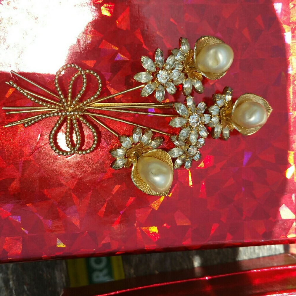 #28 Vintage Vendome Pearl Brooch